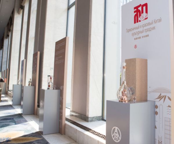 图为五粮液酒品现场展示。