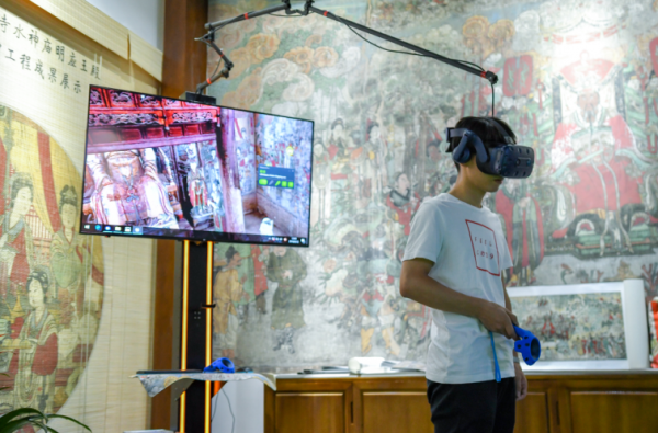 游客通过VR体验系统“游览”山西洪洞广胜寺水神庙