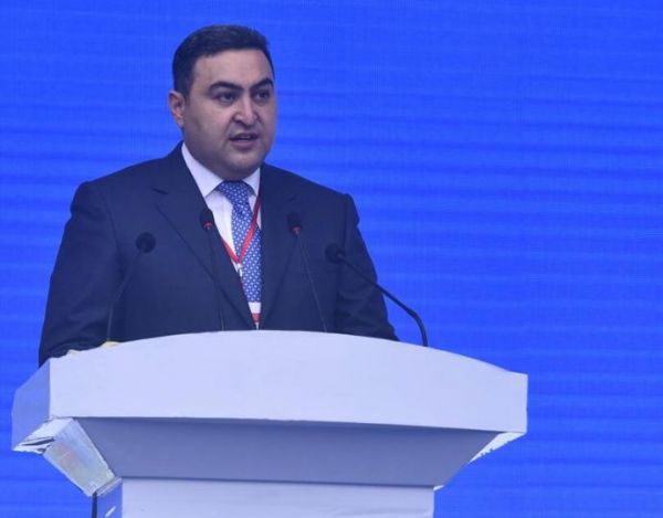 图为阿塞拜疆共和国驻华大使阿克拉姆·杰纳利在开幕式上致辞