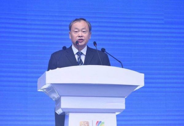 图为中国商业联合会会长姜明在开幕式上致辞