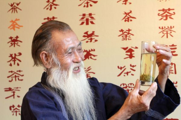 配图-石阡长寿老人杜江在泡茶
