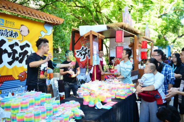 10月28日-30日，第一届天下码商大会正在福州朱紫坊举办，热闹集市吸引了大量市民前往游逛