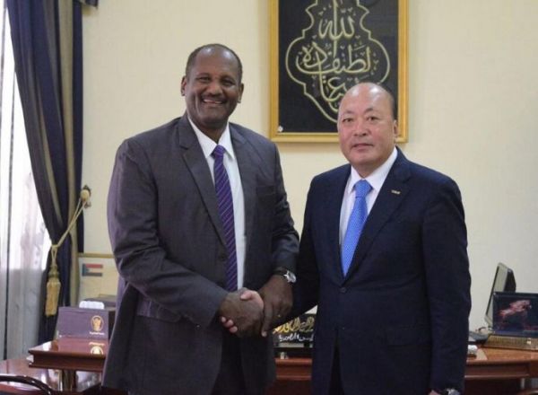图为苏丹共和国总统助理阿布德·拉赫曼（左）会见天狮集团董事长李金元（右）。（新华社记者 马意翀摄）
