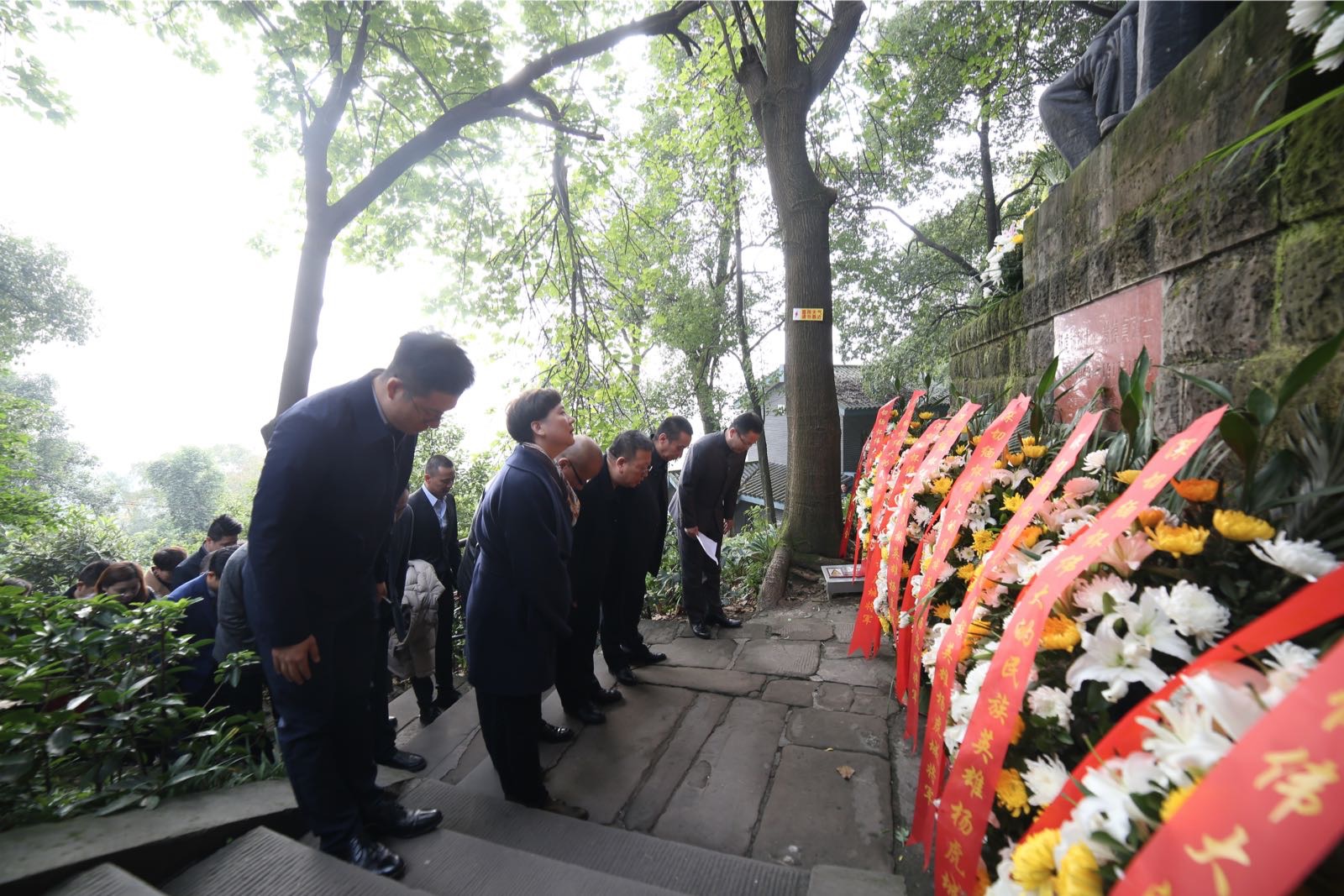 杨虎城将军社会福利会组织人员在歌乐山举行敬献花篮仪式