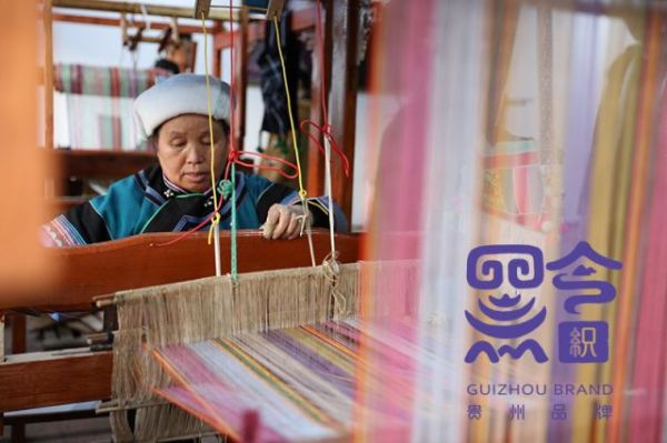 图为贵州兴义当地绣娘在进行传统工艺织布。