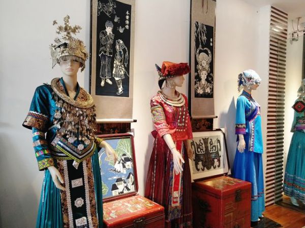 图为晶晶民族文化公司的服饰作品。