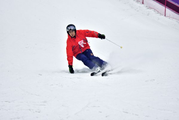 男子单板滑雪运动员在雪场飞驰