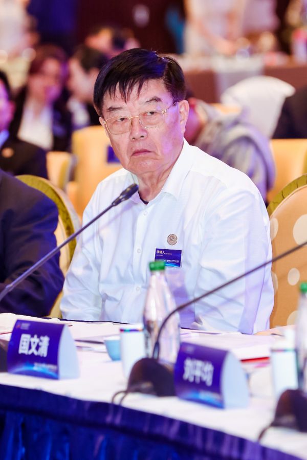 扬子江药业集团董事长兼总经理徐镜人在论坛上发言