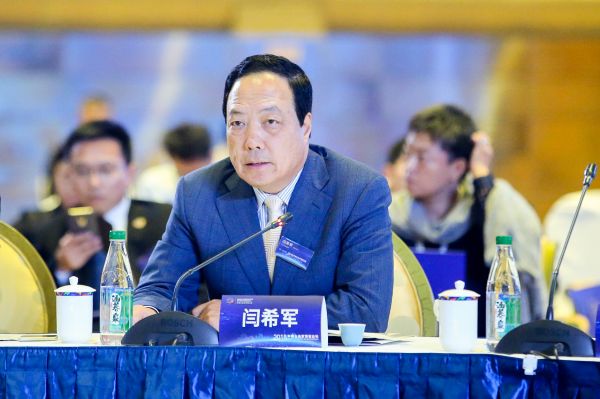 天士力控股集团董事局主席闫希军在论坛上发言