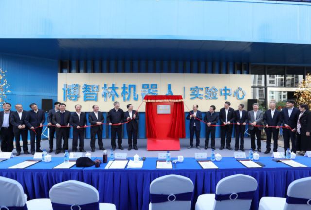 领导和嘉宾们为清华大学-博智林机器人联合研究院揭幕