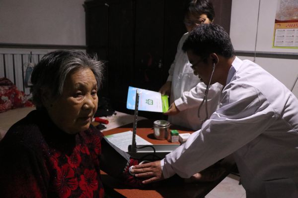 新河县医护人员为贫困户进行家庭医生签约履约服务