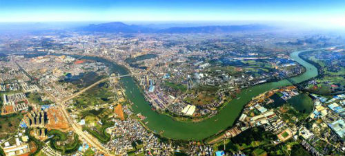 这是西江黄金水道上的重镇贵港市全景（3月9日摄，无人机航拍）。