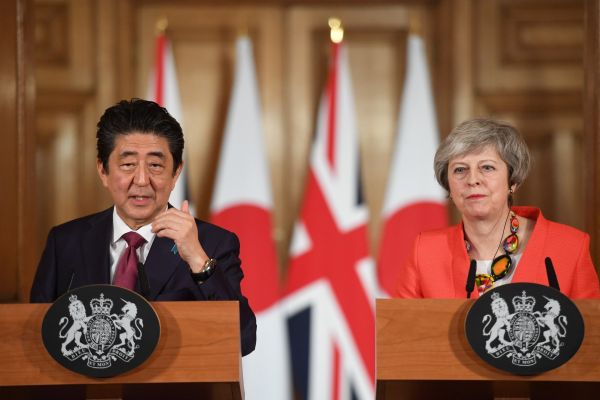 英国首相特雷莎·梅（右）与到访的日本首相安倍晋三
