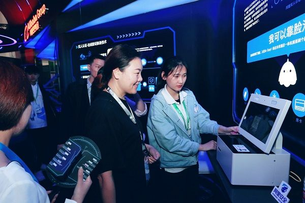 用户在体验阿里安全实验室带来的“实人认证-酒店入住核身”技术