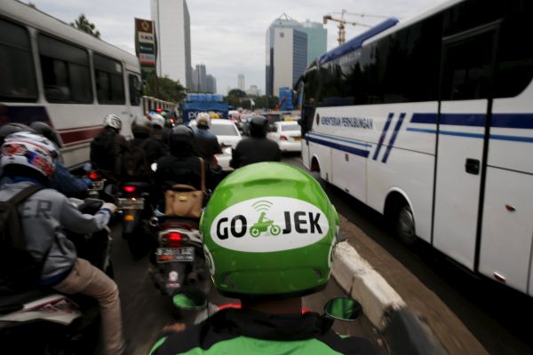 资料图片：印尼首都雅加达，车流中行驶的Go-Jek外卖骑手。（路透社）