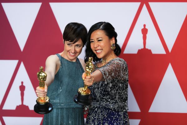 2019年2月24日，在美国洛杉矶杜比剧院，获得奥斯卡最佳动画短片奖的《包宝宝》的导演石之予（右）展示奖杯。（新华社）  
