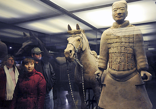 中外游客在西安兵马俑博物馆参观。新华社发（杨帆 摄）