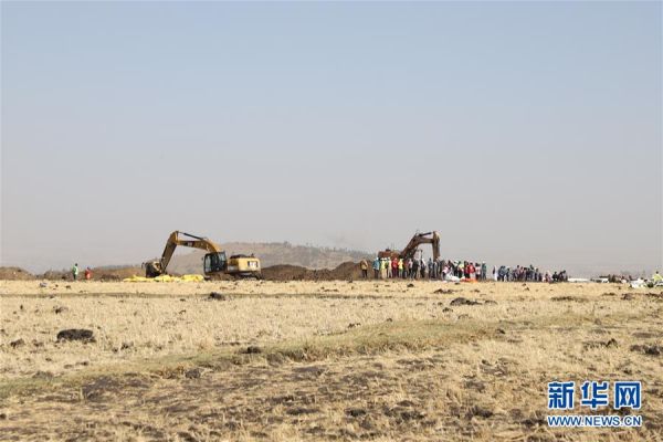 3月11日，在埃塞俄比亚首都亚的斯亚贝巴附近，人们聚集在坠机现场。新华社发（迈克尔·特韦尔德摄）