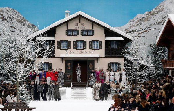 2019香奈儿秋冬装展示会，以阿尔卑斯滑雪木屋为背景。（视觉中国）