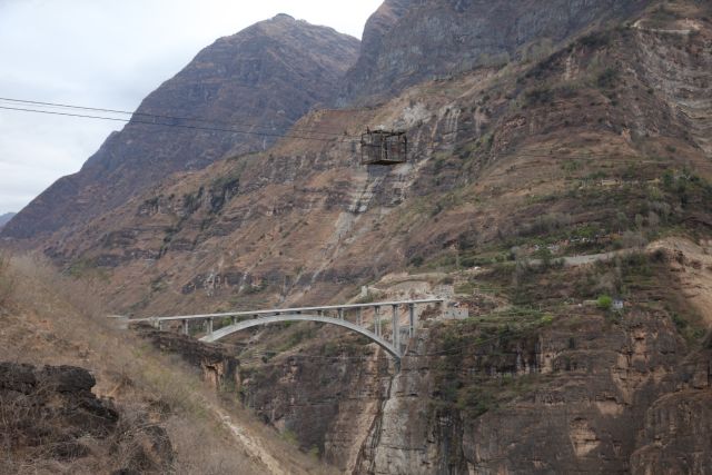 大横断的“奇景”:过去的溜索和新修的大桥