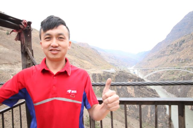 刘平来以桥为背景拍照留念