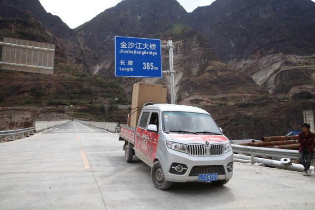 通过新修建的大桥送货