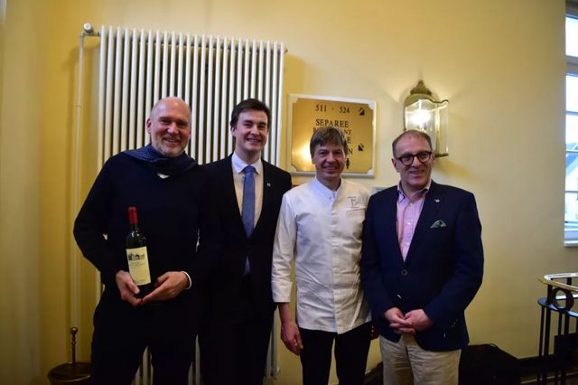 左起：罗斯·摩塞尔、凡登首席侍酒师马可•弗兰齐林、主厨约阿希姆·威斯勒、方克·卡默