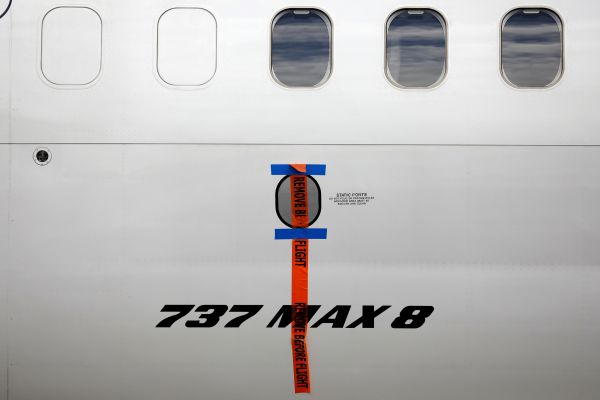 13日，在印度尼西亚雅加达的苏加诺-哈达国际机场，一架波音737MAX8客机机身被贴上了封条。（路透社）