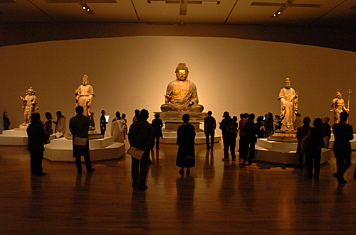 东京国立博物馆展出庐舍那佛像供观众参观。新华社发