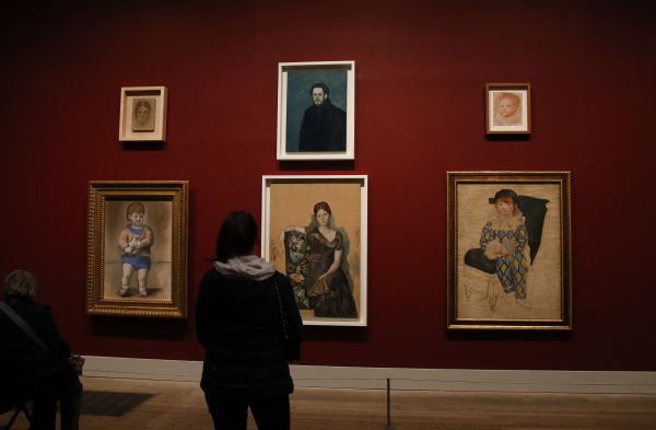 2018年3月24日，在英国伦敦泰特现代美术馆，观众参观毕加索画作。（新华社）jpg
