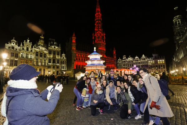 资料图片：在比利时首都布鲁塞尔大广场，人们在彩灯前合影留念。（新华社）