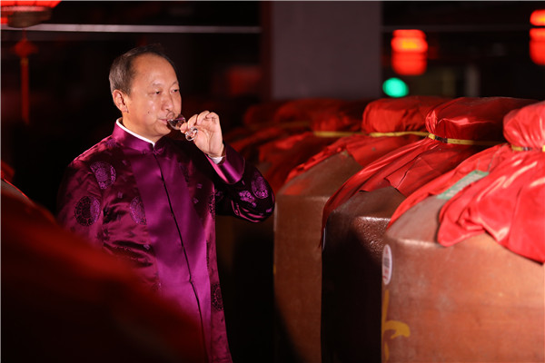 除了在酿酒工艺与风味上精益求精，对中国的白酒文化，吴建峰也有越发深刻的理解。席航飞 摄