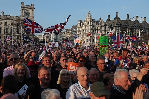 3月29日，英国首相特雷莎·梅的脱欧协议第三次被议会否决。图为支持脱欧的“离开即是离开”组织成员当天在伦敦举行集会。（法新社）