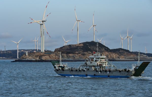 资料图：福建南日岛海域拍摄的风力发电场。