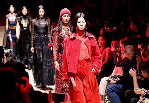 模特在2019上海时装周开幕秀上进行展示。新华社记者 任珑 摄