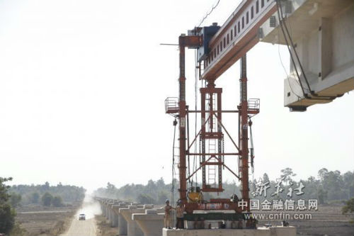 这是2019年2月9日在老挝首都万象拍摄的楠科内河特大桥架梁施工现场。中老铁路全线最长桥梁楠科内河特大桥当日开始架梁施工。