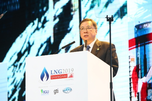 图为中国海油董事长杨华在LNG2019上演讲