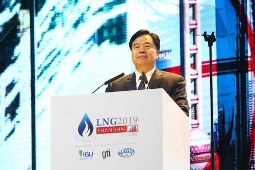 图为中国石油董事长王宜林在LNG2019上演讲