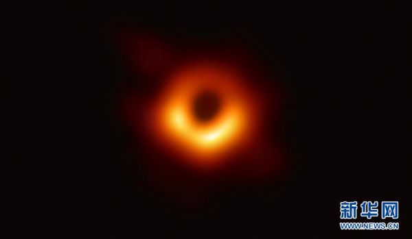 这是人类史上首张黑洞照片。北京时间4月10日晚9时许，包括中国在内，全球多地天文学家同步公布首张黑洞
