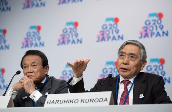 12日，日本财务大臣麻生太郎(左)和日本央行行长黑田东彦在二十国集团财长和央行行长会议后举行的新闻发布会上指出，各国必须采取措施，促进全球经济的活力。法新社