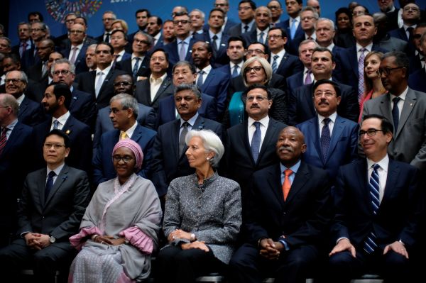 在IMF和世行2019年春季会议上，IMF总裁克里斯蒂娜·拉加德（前排中）与各国金融官员合影留念。（路透社）