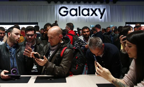 2月25日，在西班牙巴塞罗那，人们体验新款三星盖乐世S9手机。 （新华社）jpg