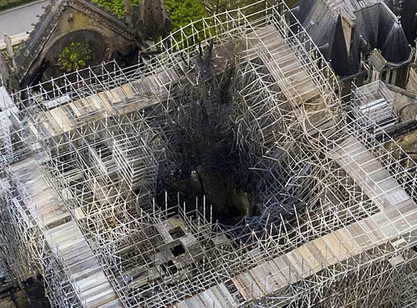 这张4月17日的航拍照片显示的是法国巴黎圣母院在火灾中的受损情况。