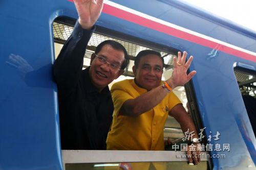 4月22日，泰国总理巴育（右）和柬埔寨首相洪森在两国边境共同乘坐一辆列车。新华社发