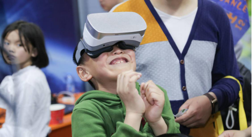 VR科普教室以独特的沉浸式互动体验，带小朋友遨游太空