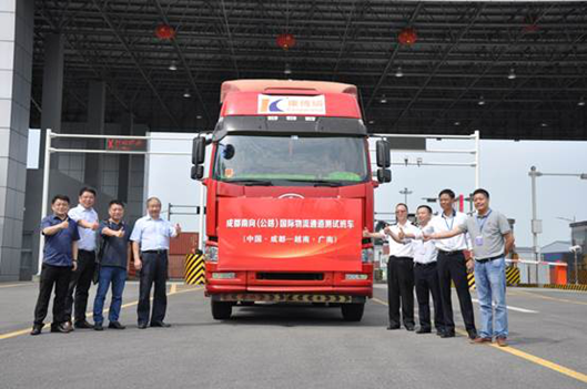 2018年7月，神龙汽车公司通过成都南向（公路）跨境国际物流运输通道向东南亚市场出口整车CKD班车
