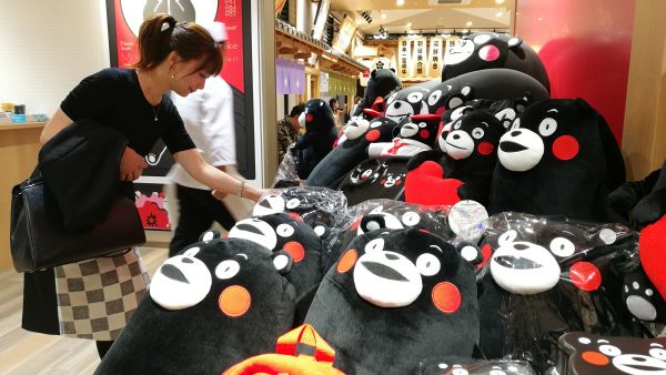 日本福冈2017年开设日本首家“熊本熊咖啡店”。（新华社）