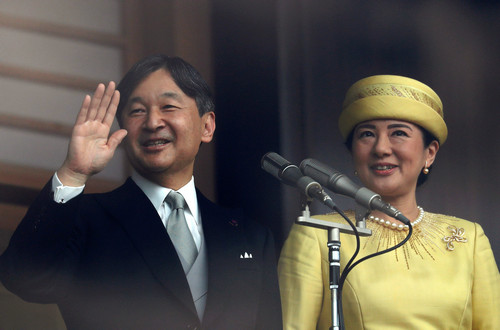 5月4日，日本新天皇德仁(左)与皇后雅子在位于东京的皇宫向民众致意。（路透社）