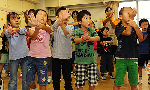 东京世田谷区小草保育园的孩子们在学习洗手操。（新华社）