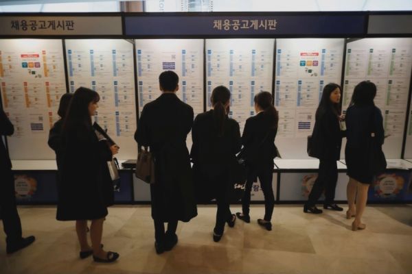 2018年11月，韩国年轻人参加政府举办的日本专场招聘会。（路透社）